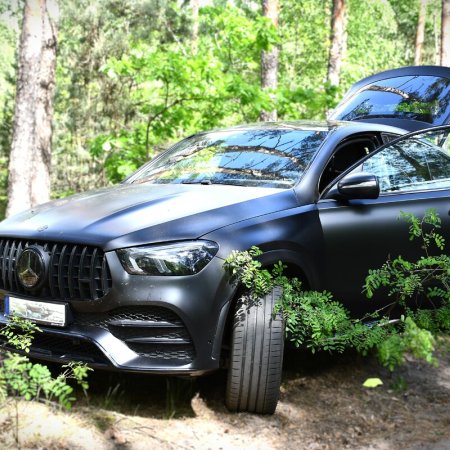 Ukradł mercedesa wartego 400 tys. zł. Oto, jak to tłumaczył. "Wykorzystał fakt, że..."