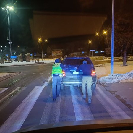 Mercedes stanął na środku ulicy Steyera. Zaskakujący finał policyjnej interwencji