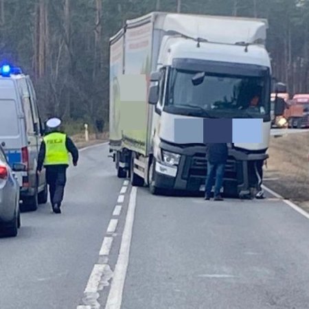Wypadek na drodze krajowej. Fatalne skutki błędnego manewru [ZDJĘCIA]