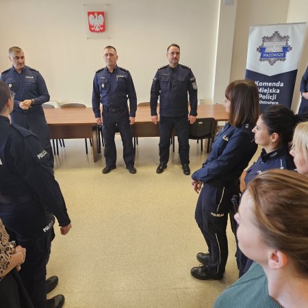 Kwiaty, życzenia i słodka niespodzianka. Dzień Kobiet w ostrołęckiej komendzie [ZDJĘCIA]