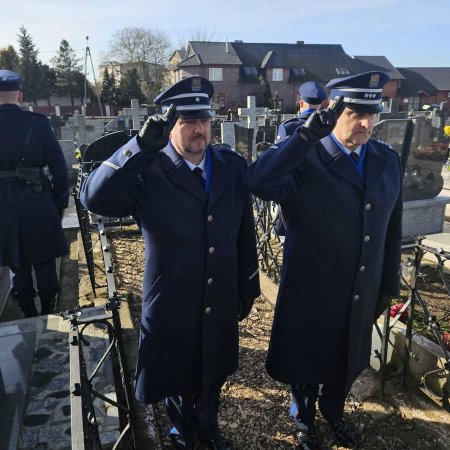 Niebieskie światło pamięci w Ostrołęce. Policjanci oddali hołd poległym kolegom [WIDEO, ZDJĘCIA]
