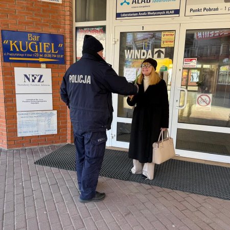 Funkcjonariusze KMP w Ostrołęce rozdawali odblaski i kwiaty z okazji Dnia Kobiet! [ZDJĘCIA] 