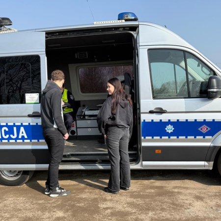 Przymiarka do munduru. Uczniowie z Ostrołęki poznali kulisy policyjnej służby [ZDJĘCIA]