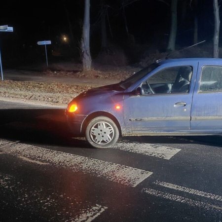 Wypadek w Ławach. Zderzenie ciężarówki z osobówką, jedna osoba w szpitalu [ZDJĘCIA]