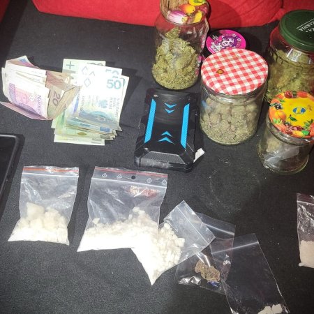 Pobudka w kajdankach. 26-latek miał w domu setki porcji narkotyków!