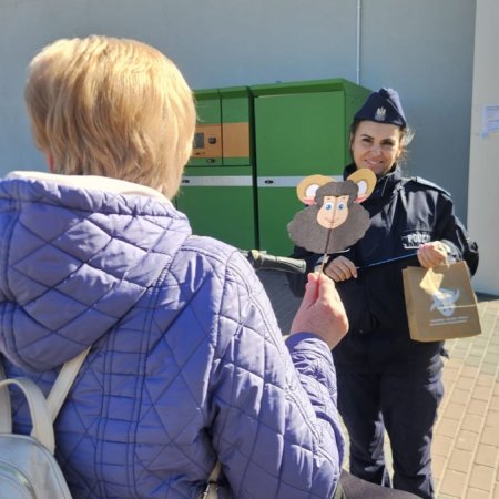 Bezpieczna Wielkanoc w Ostrołęce. Policja i uczniowie klas mundurowych ruszyli na ulice [ZDJĘCIA]