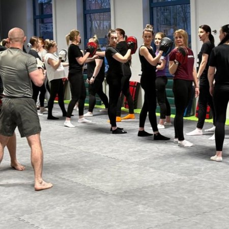 Jubileuszowa edycja „Bądź Bezpieczna”. Pierwsze poty na macie