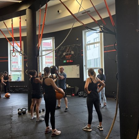 Tak wzmacniają ciało i pewność siebie. Uczestniczki kursu „Bądź Bezpieczna” na treningu crossfit