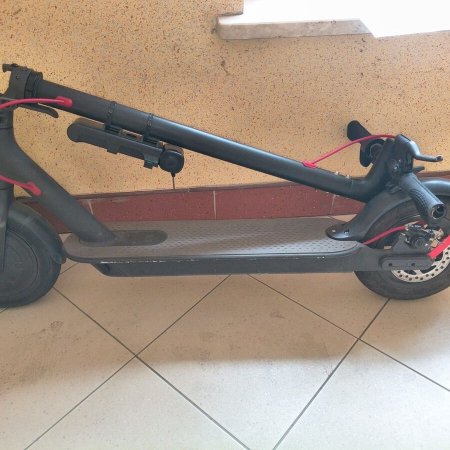Znaleziono hulajnogę Xiaomi i pęk kluczy. Policja szuka właściciela