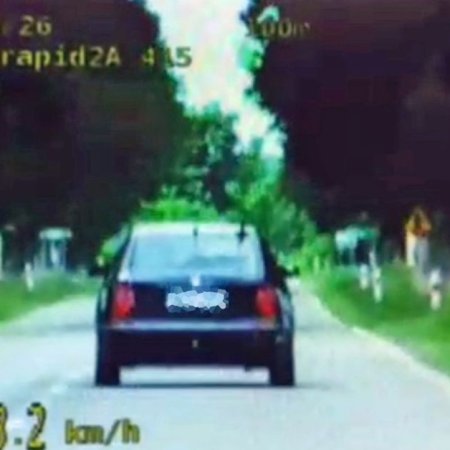 W ulewnym deszczu pędzili blisko 150 km/h! Posypały się prawa jazdy!