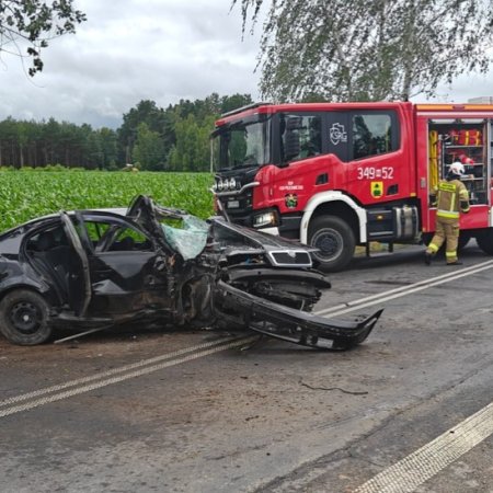 Wypadek o świcie pod Ostrołęką. Za kierownicą 21-latek. Policja apeluje