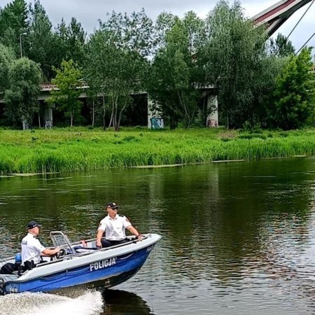 Policyjna kontrola na Narwi. Przejażdżka skuterem zakończyła się mandatem