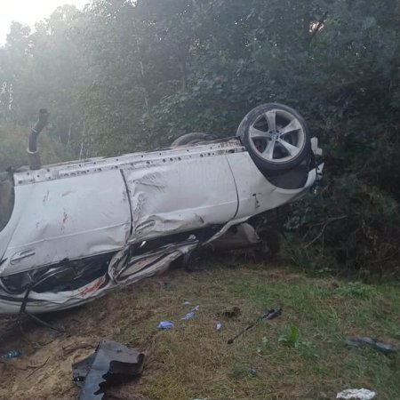 22-latek dachował BMW na trasie do Ostrołęki. Kilka dni wcześniej stracił prawo jazdy [ZDJĘCIA]