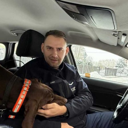 Nagła decyzja na patrolu. Natychmiastowa reakcja pozwoliła uratować psa