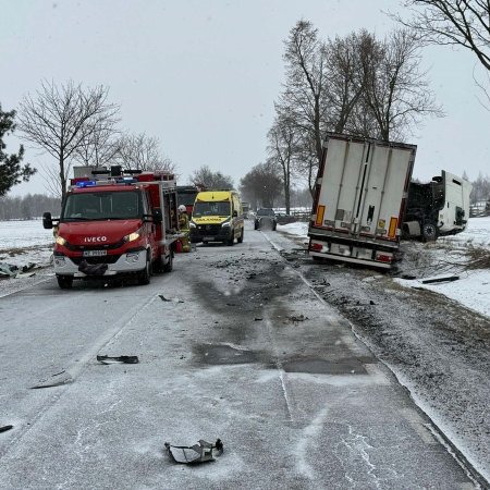 Tragiczny finał czołowego zderzenia. Kierowca zginął na miejscu [ZDJĘCIA]