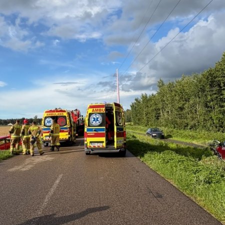 Czołowe zderzenie. Ranne dzieci zabrał śmigłowiec LPR [ZDJĘCIA]