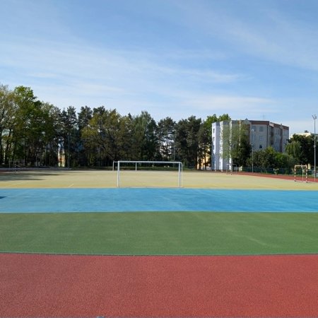 Nowe boisko i bieżnia przy SP 10 gotowe. Zobacz metamorfozę kompleksu