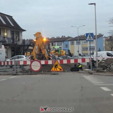 Dziury po awarii straszą kierowców. Radny pyta prezydenta, kiedy naprawa