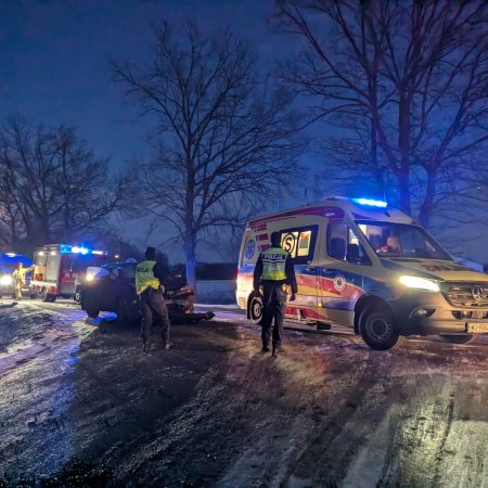 Wypadek na DK61 pod Ostrołęką. Zderzenie dwóch aut, jedna osoba poszkodowana [ZDJĘCIA]