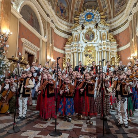 Góralskie kolędowanie w sercu Kurpi. Zespół “Zagórzańska Siła” zachwyciła wiernych w Kadzidle [WIDEO, ZDJĘCIA]