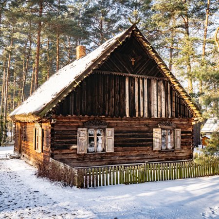 Zagroda Kurpiowska w Kadzidle zachwyca zimową aurą. ZOBACZ ZDJĘCIA