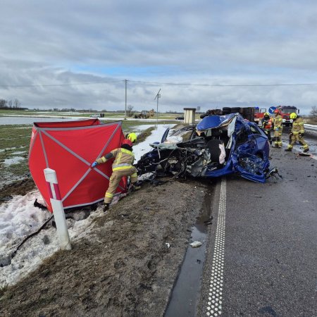 Śmiertelny wypadek na trasie Nowogród - Łomża. Nie żyje kierowca osobówki [ZDJĘCIA]