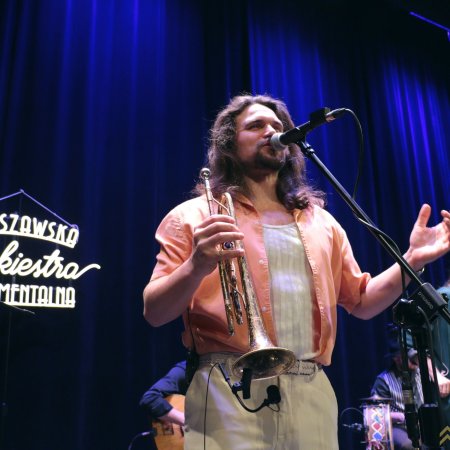 Powrót do lat 20. i 30. Warszawska Orkiestra Sentymentalna oczarowała publiczność w Ostrołęce [ZDJĘCIA]