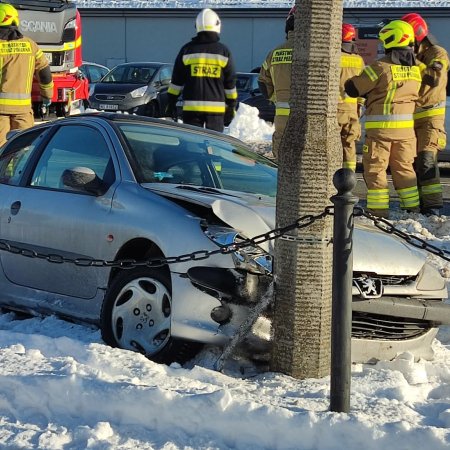 Wypadek w Kadzidle. Samochód uderzył w latarnię [WIDEO, ZDJĘCIA]