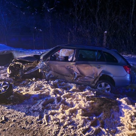 Groźne zderzenie na lokalnej drodze! W wypadku ranne trzy osoby [ZDJĘCIA] 