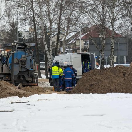 Poważna awaria wodociągu w Ostrołęce. Ruszają prace na zbiegu Goworowskiej i Bursztynowej [WIDEO, ZDJĘCIA]