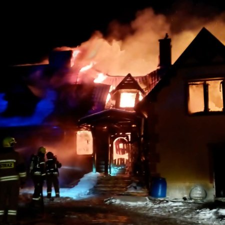 Uciekli z płonącej pułapki. Z ogniem walczyło 14 zastępów strażackich! [ZDJĘCIA]