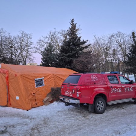 Ogrzewany namiot w parku miejskim rozstawili strażacy [ZDJĘCIA]
