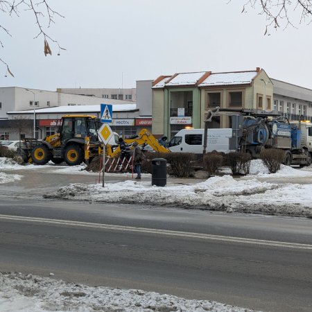 Mieszkańcy zaskoczeni w mroźny poranek. Awaria sieci wodociągowej w Ostrołęce [ZDJĘCIA]