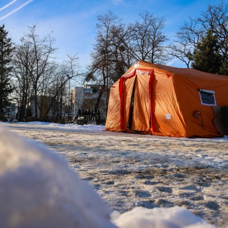 Ogrzewany namiot w parku miejskim będzie działał całodobowo do odwołania