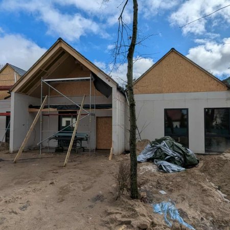 Żłobek z drewna rośnie w Ostrołęce. Tak powstaje najzdrowsza placówka w mieście! [ZDJĘCIA]