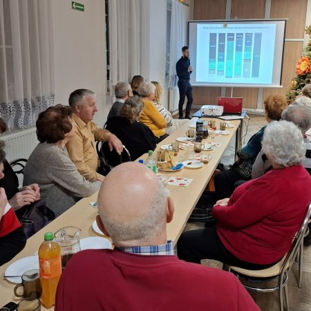 Seniorzy z Troszyna o czystym powietrzu. Spotkanie z lekarzem w Centrum Kultury [ZDJĘCIA]