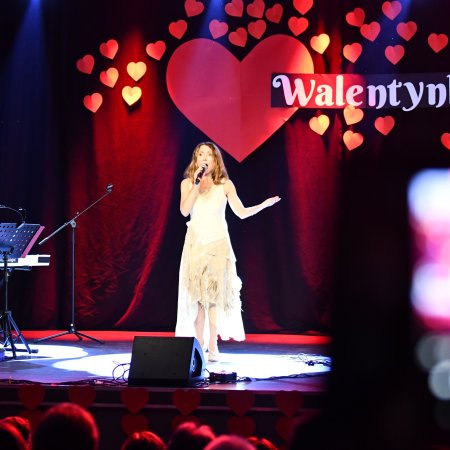 Najbardziej romantyczna noc w roku. Myszyniec rozbrzmiał piosenką francuską [ZDJĘCIA]