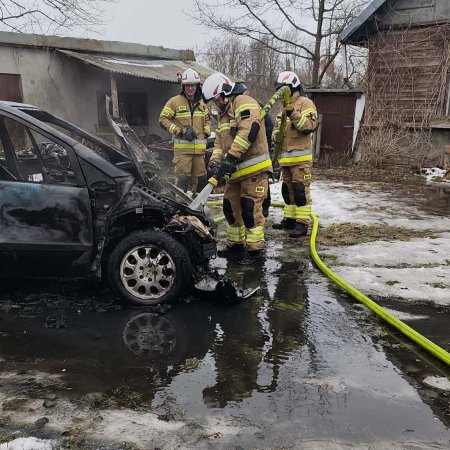 Ogień pod maską mercedesa. Strażacy w akcji!