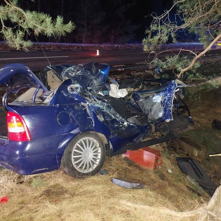 Groźny wypadek na DK61. Opel zderzył się z ciężarówką [ZDJĘCIA]