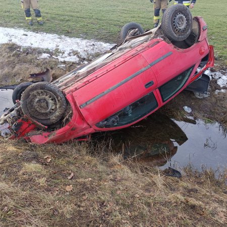 Groźne dachowanie o poranku. Opel Astra wylądował w rowie [ZDJĘCIA]