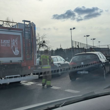 Chwila nieuwagi na ulicy Piłsudskiego: Strażacy w gotowości nawet przy drobnych zdarzeniach [ZDJĘCIA]