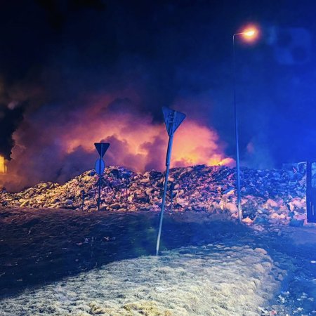 Wielogodzinna walka z żywiołem. Płonęła ogromna hałda odpadów [ZDJĘCIA]