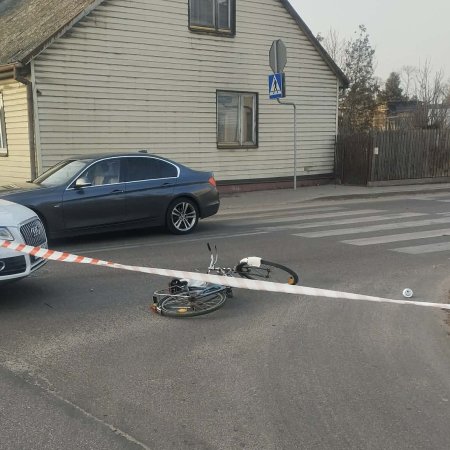 Chwila nieuwagi i dramat na drodze. Rowerzystka trafiła do szpitala po zderzeniu z audi