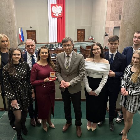 Uczniowie z ekonomika w Sejmie. Poseł Grabowski wręczył medal