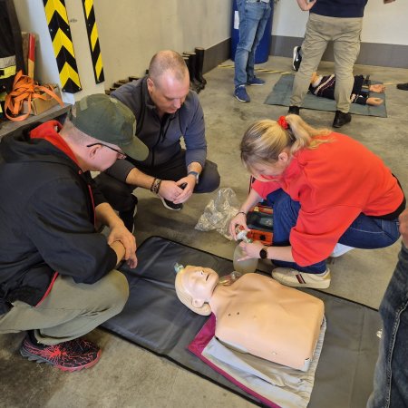 Strażacy i strażnicy razem ćwiczyli ratownictwo. RKO, AED i pierwsza pomoc w praktyce