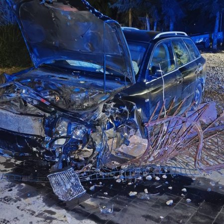 Roztrzaskał auto o płot i uciekł pieszo. Pijany 21-latek zostawił znajomych na pastwę losu! [ZDJĘCIA]