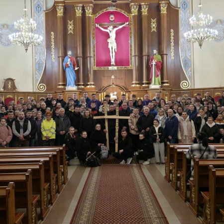 Ekstremalna Droga Krzyżowa w Łysych. Nocna wędrówka pełna wiary i trudu [ZDJĘCIA]