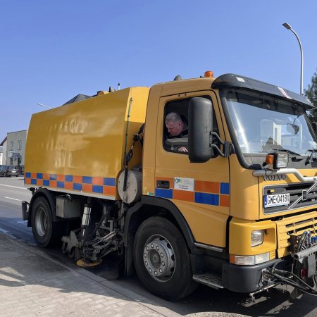 Porządki na ostrołęckich ulicach. OPK rozpoczęło mechaniczne oczyszczanie dróg [ZDJĘCIA]