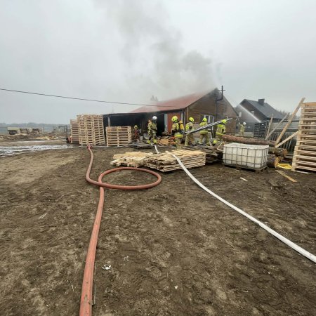 Pożar tartaku. Sześć zastępów straży w akcji! [ZDJĘCIA]