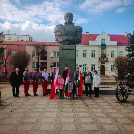 Szable w górę dla bohatera! Tak Ostrołęka uczciła braterstwo z Węgrami [ZDJĘCIA]